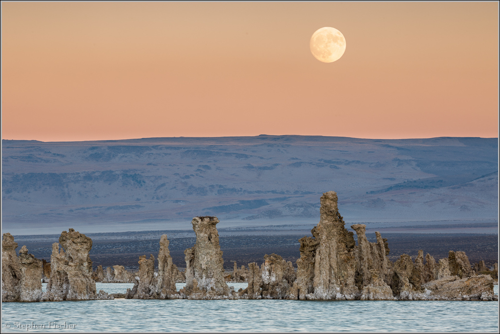 Moonrise over tufas of Mono Lake